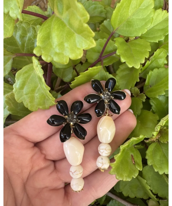 Pendientes flor En color negro y bolas en color hueso