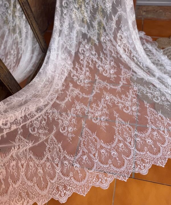 Mantilla bordada blanca