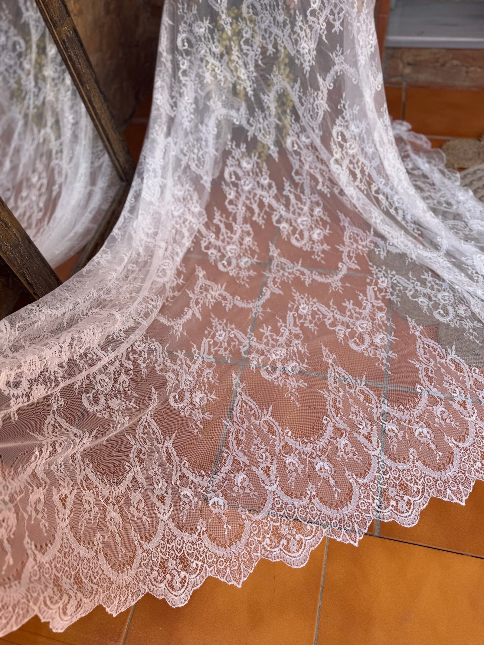 Mantilla bordada blanca