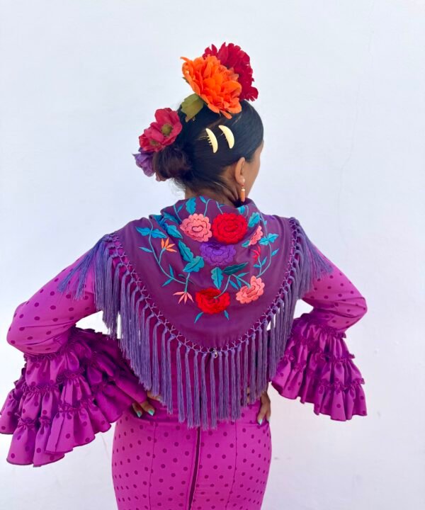 Mantón de flamenca morado con bordado floral multicolor