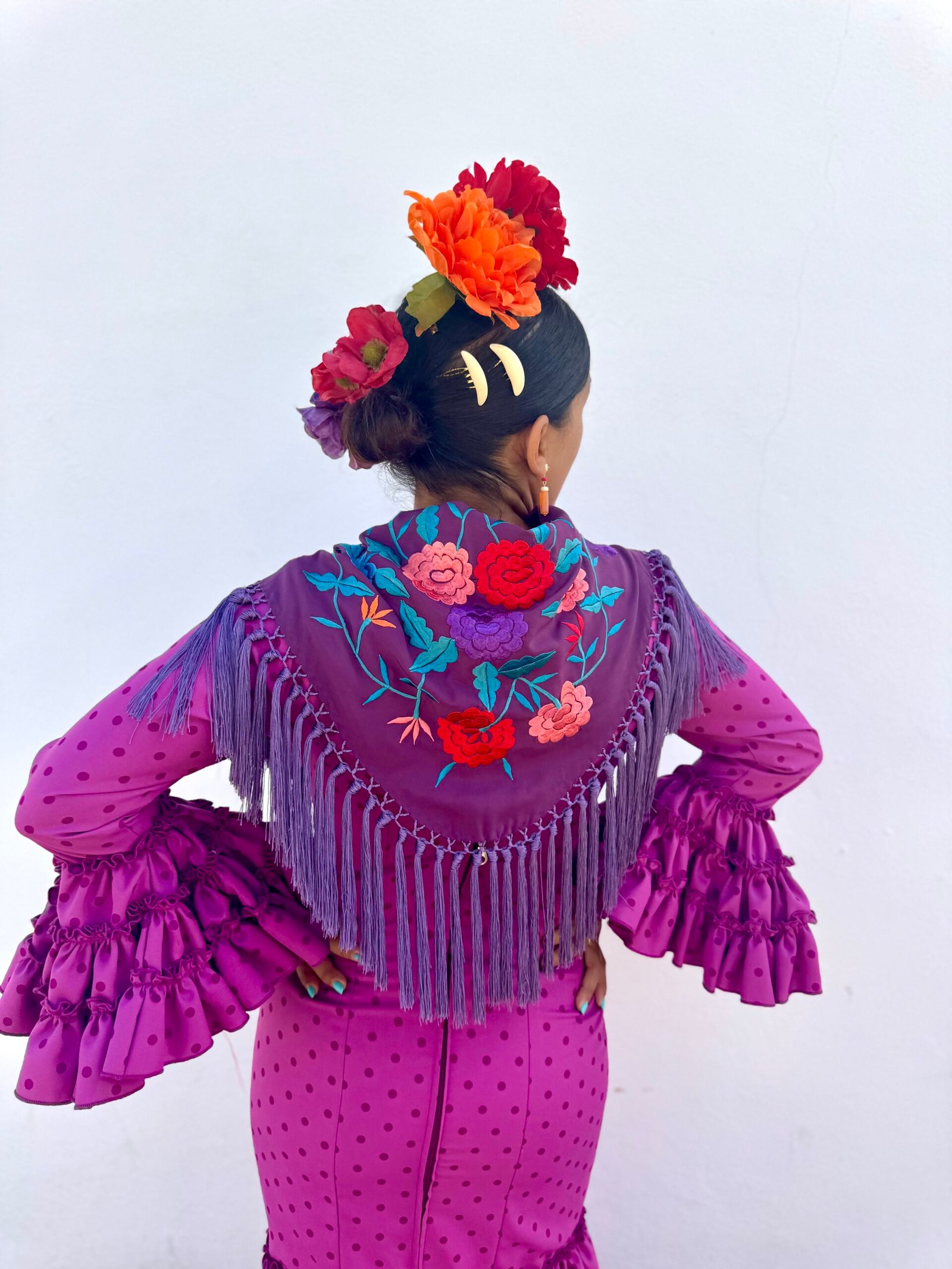 Mantón de flamenca morado con bordado floral multicolor