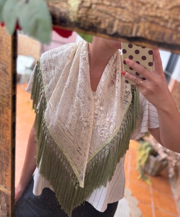 Mantoncillo de encaje bordado beige con enrejado verde