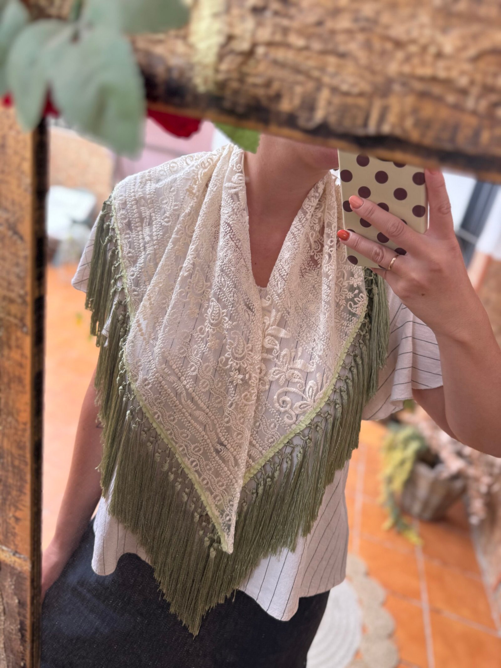 Mantoncillo de encaje bordado beige con enrejado verde